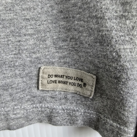 Life Is Good Heather Gray Long Sleeve V-NeckTee Winter Campscape Size M - Picture 4 of 7